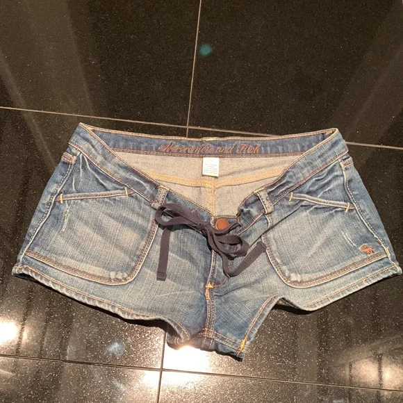 Low-cut shorts - Picture 1 of 10